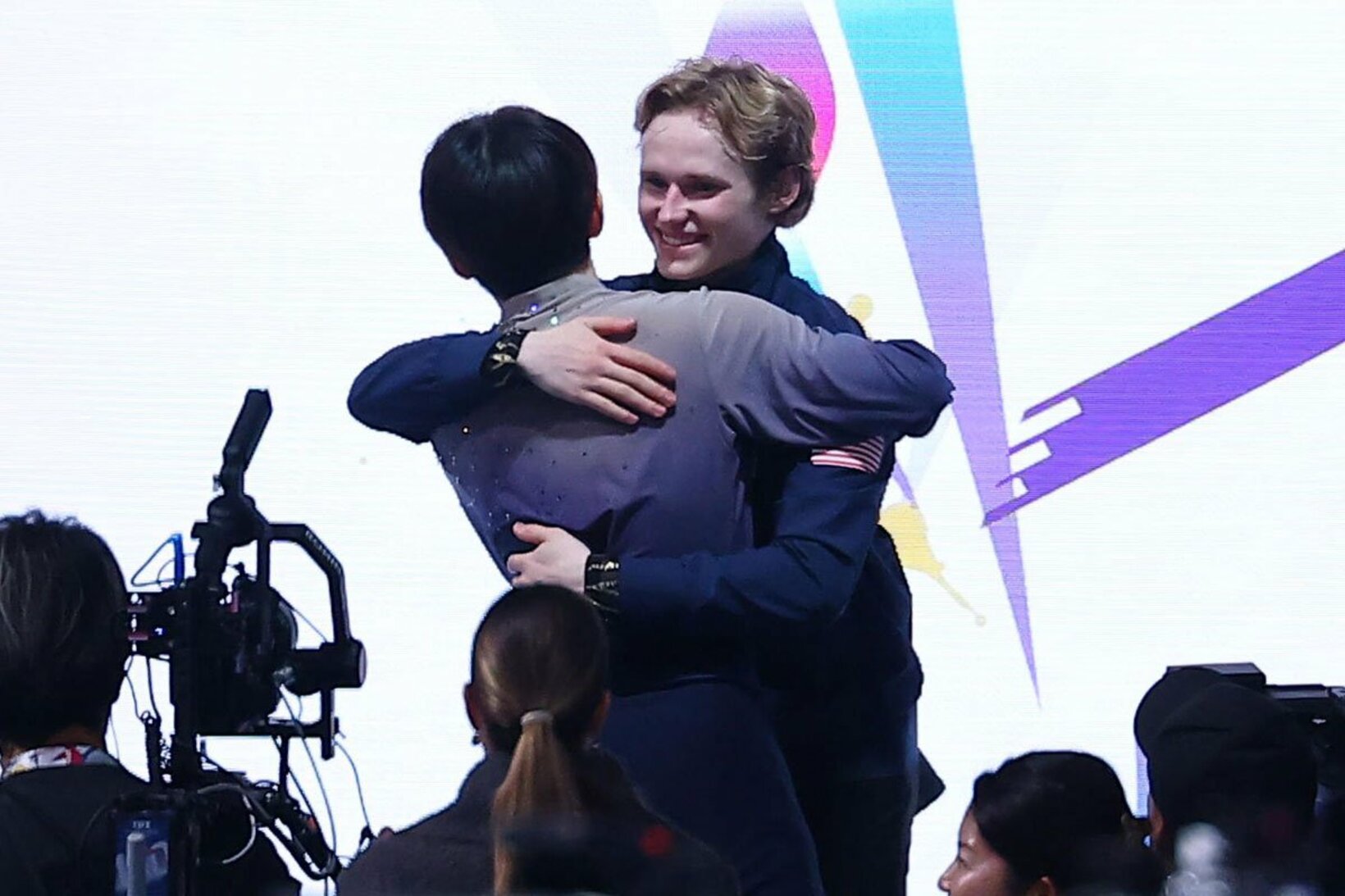 健闘を称えあう鍵山優真(手前)とイリア・マリニン