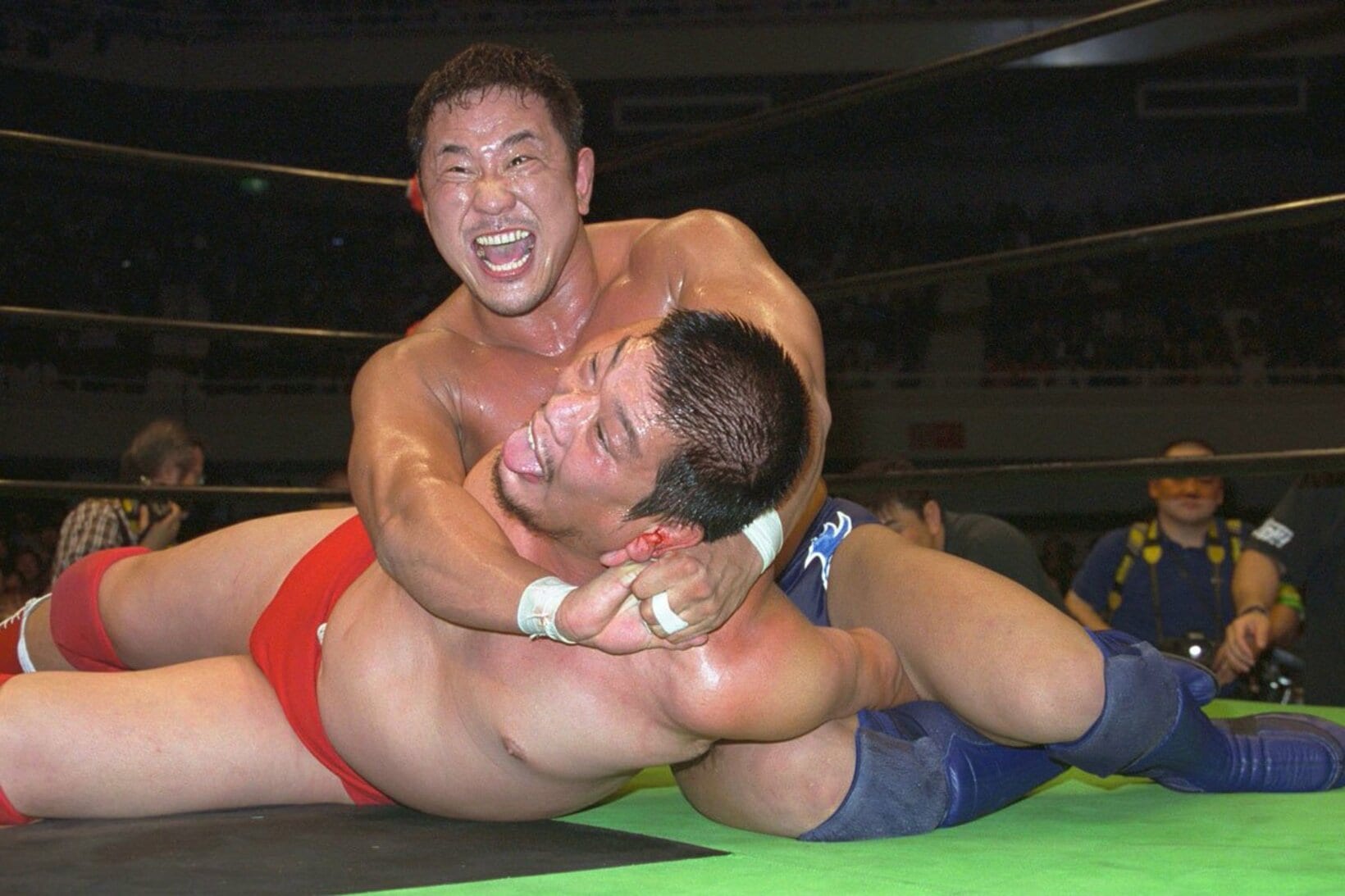 永田裕志（上）のナガタロックにもん絶する田上明（２００３年）