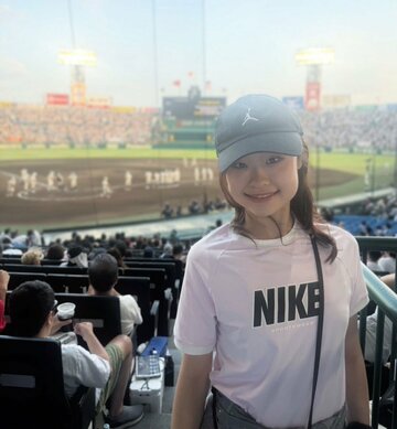 甲子園の横浜ー日南学園戦を観戦した島田麻央（©KSM）
