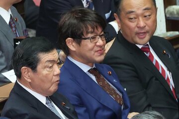 いまや疑惑まみれとなった元自民党の堀井学衆院議員(中)