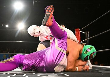 アジャコング(下)から強引に３カウントを奪うスーパー・ササダンゴ・マシン