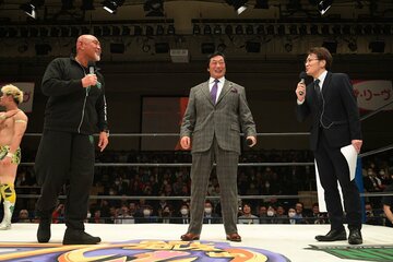 イベントで武藤敬司(左)と小橋建太(中)のトークを回した菅谷大介アナ（2024年）
