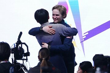 健闘を称えあう鍵山優真(手前)とイリア・マリニン
