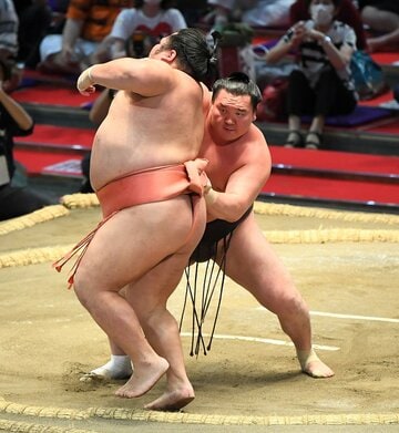 落ち着いて千代大龍(左)を下した白鵬