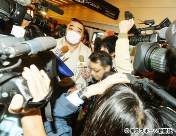  引退会見後、福岡から帰京した日馬富士は羽田空港の到着ロビーでもみくちゃに