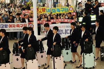 空港でも歓迎をスルーした（ロイター）