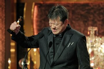 ガッツポーズの佐藤二朗（代表撮影）