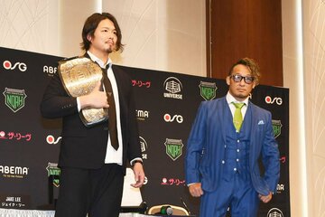 王者ジェイク・リー(左)とのＧＨＣ戦に挑む丸藤