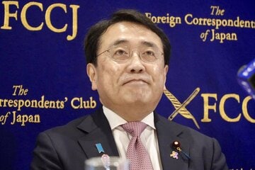 手術を受ける赤沢亮正氏