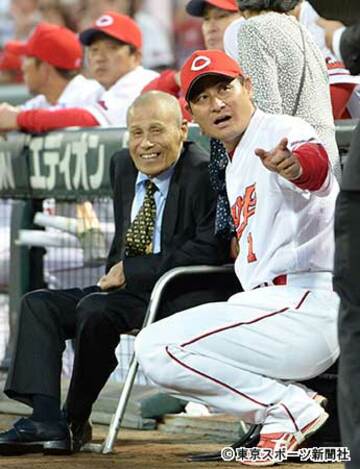 村上氏は前田（右）の引退試合にも駆けつけた
