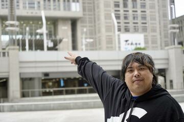 東京都庁を指さすへずまりゅう