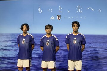 「サッカー日本代表２０２６」キャンペーン共同発表会に登壇した（左から）南野拓実、久保建英、中村敬斗