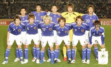 岡崎、本田（後列左から）らとU-22日本代表に。前列右端が水本
