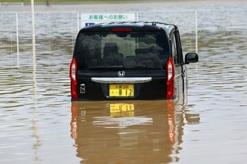 豪雨で水没した車（ロイター）