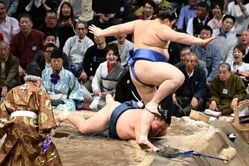玉鷲(奥)に追い込まれるも、華麗なはたきこみ&珍ジャンプを見せた大の里