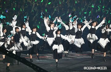  東京ドーム公演を行った欅坂４６。センターは平手