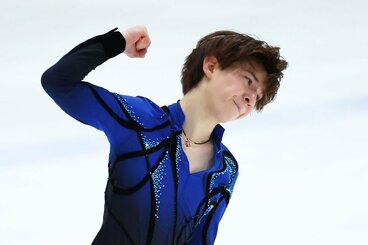 演技を終えガッツポーズを見せる中田璃士