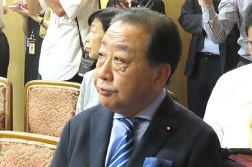 端の席に座った野田佳彦氏