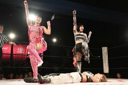 ポーズする渡辺未詩（右）と辰巳リカ