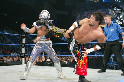 ウルティモ・ドラゴン(左)と初対戦したTAJIRI(2003年10月)