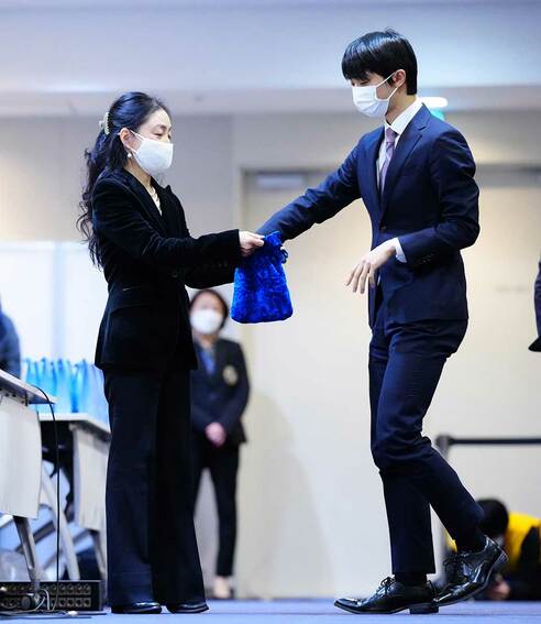 羽生結弦　膝をついて祈る姿　プロローグ フィギュア】羽生結弦が開会式にスーツ姿で登場 和やかな表情で周囲と