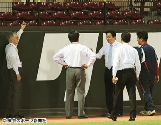 試合後に鈴木球団本部長（中）ら球団関係者が現場検証