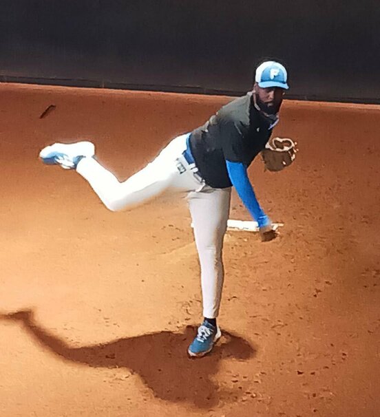 ブルペンで投球練習をするレイエス