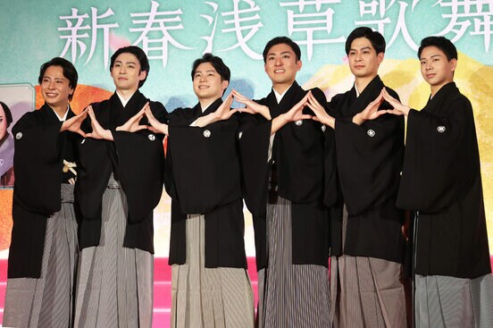 アサクサのＡポーズを作る中村橋之助（右から３人目）　