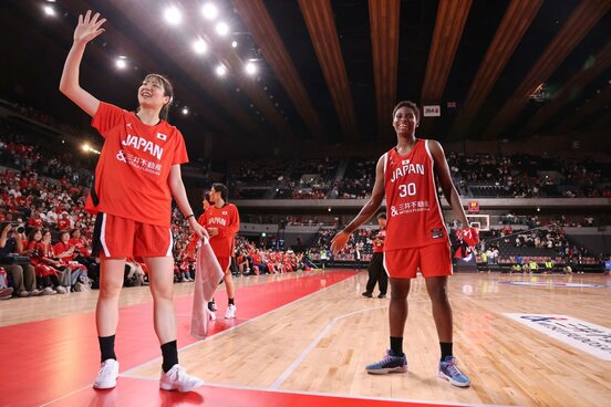 試合後、観客の声援に応える馬瓜エブリン(右)と宮澤夕貴