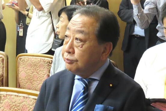 端の席に座った野田佳彦氏