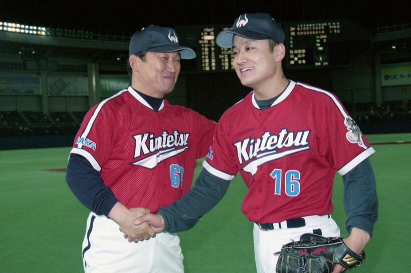 近鉄の佐々木恭介監督（左）と岡本晃（１９９７年）
