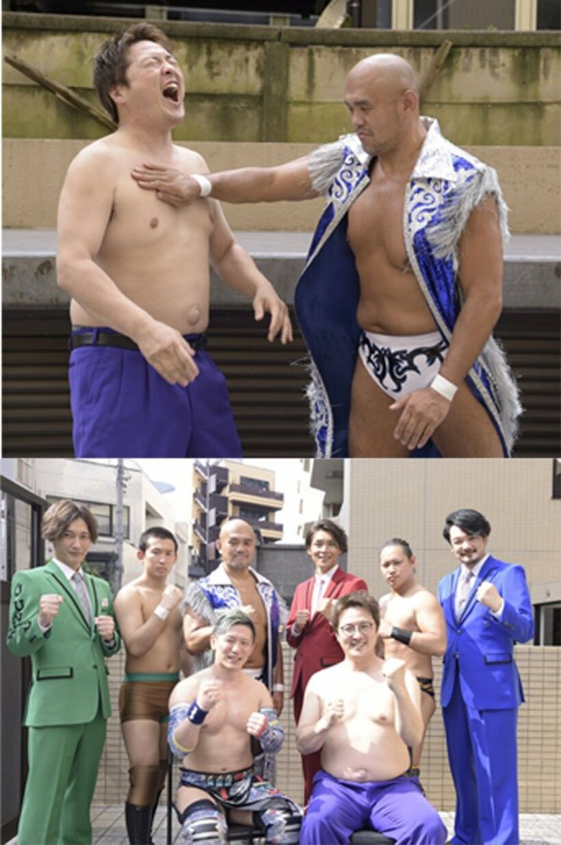  〈上〉秋山準（右）のチョップを受け、苦悶の表情を浮かべる純烈・酒井一圭-〈下〉秋山準(後列左から３人目)率いる「準烈」と本家「純烈」が初合体