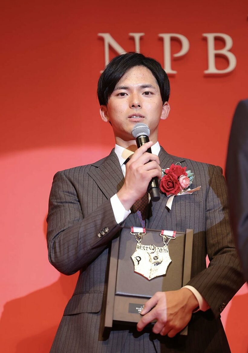 パ・リーグベストナイン賞であいさつする楽天・宗山塁