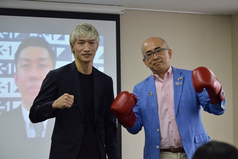  左から安保瑠輝也、溝畑宏・大阪観光局理事長