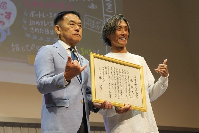 唐津市・峰達郎市長（左）、峰竜太
