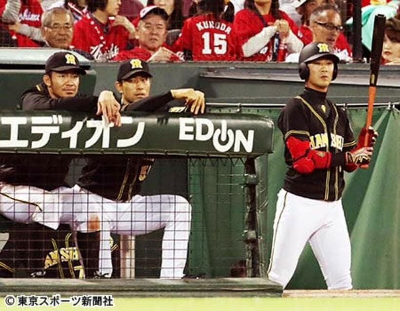  戦力外通告を受けた西岡（右）