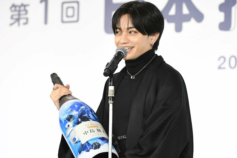 スピーチする中島健人