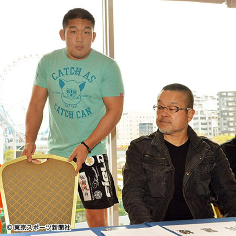石井（左）の要請でセコンドにつく予定の父・義彦氏
