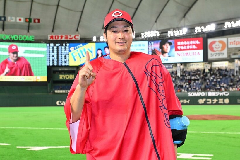 １勝目の「１」を指で作る広島・床田寛樹