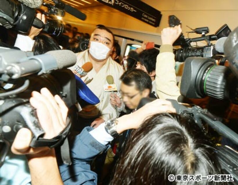  引退会見後、福岡から帰京した日馬富士は羽田空港の到着ロビーでもみくちゃに