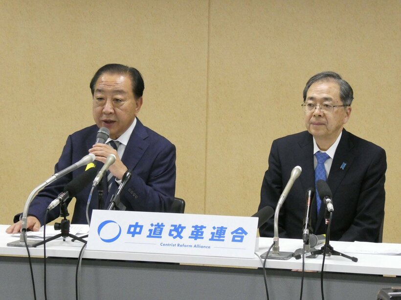 役員会後に会見する共同代表の野田佳彦氏(左)と斉藤鉄夫氏