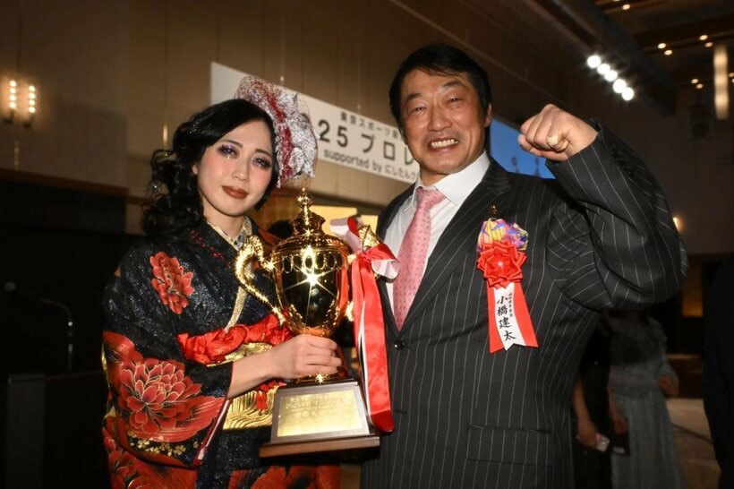 MVPの上谷沙弥（左）にエールを送った小橋建太