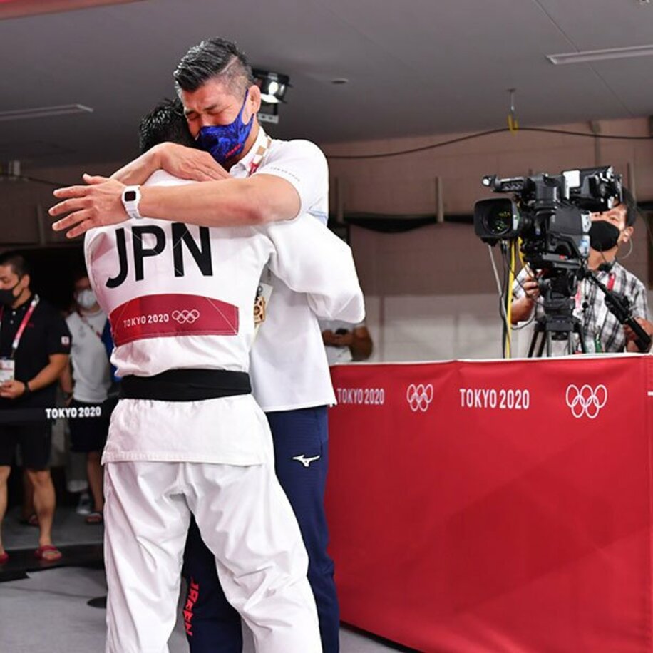  東京五輪で金メダルを獲得した大野を抱きしめる井上康生監督