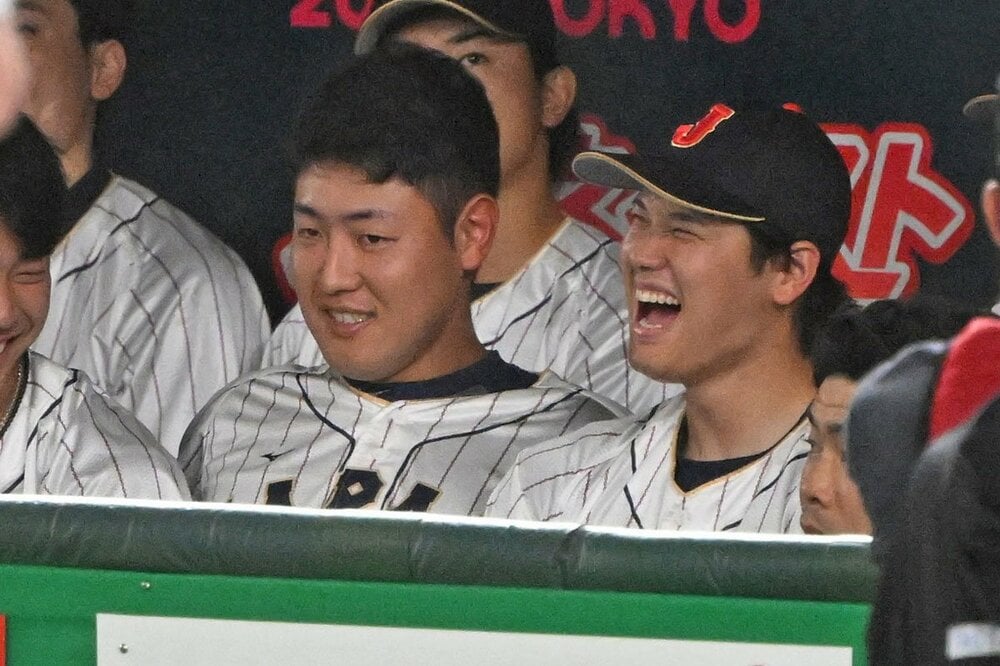 岡本和真に肩を組まれ爆笑する大谷翔平