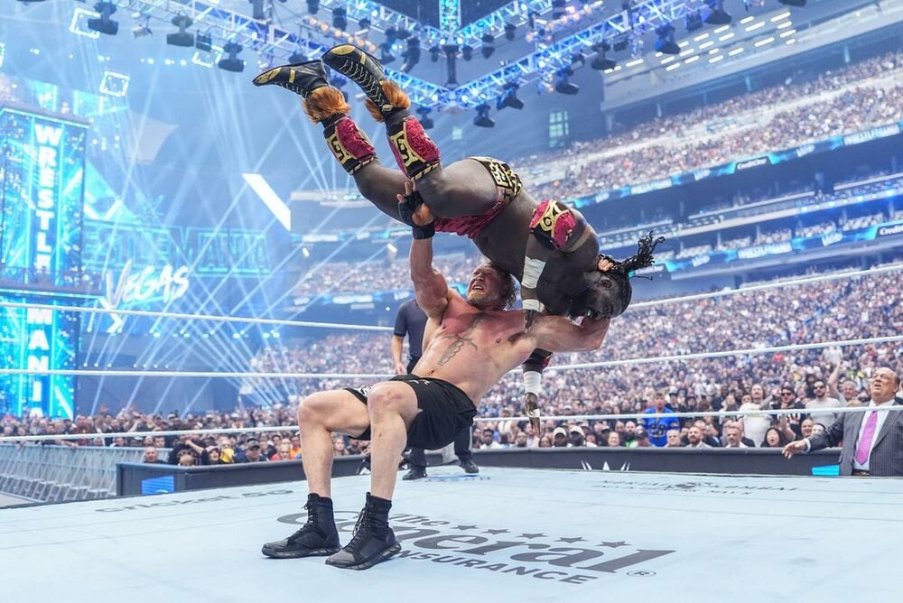 ブロック・レスナー（下）のF5もオバ・フェミには通じなかった（©WWE）