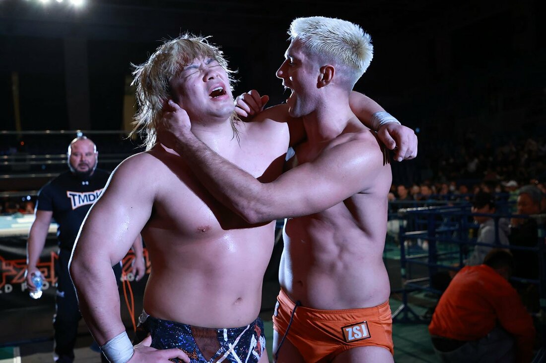 大岩陵平(左)に肩を貸し、花道を引き揚げるザック・セイバーJr.