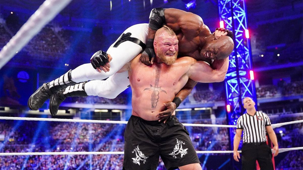 写真：【WWE】レスナーは因縁のレインズに介入されWWE王座から