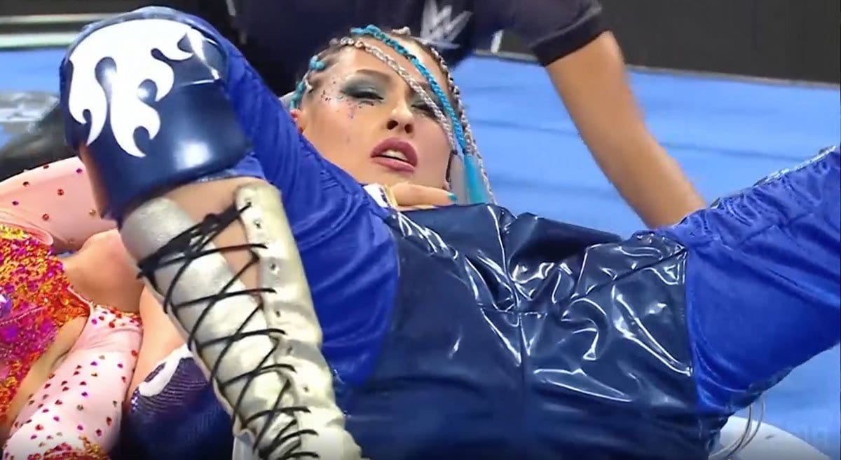 シャーロットをバックドロップで仕留められなかったジュリア（©AbemaTV, Inc.）