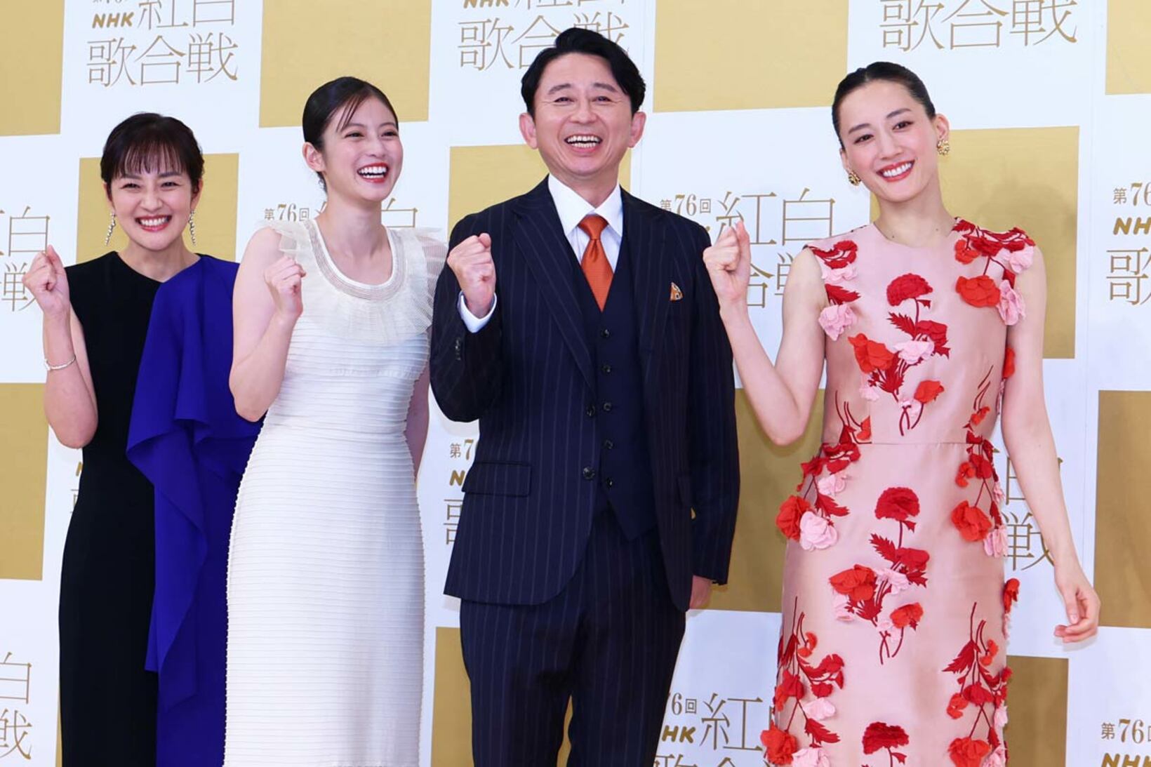 2025年の紅白で司会を務めた４人（左から鈴木アナ、今田美桜、有吉弘行、綾瀬はるか）