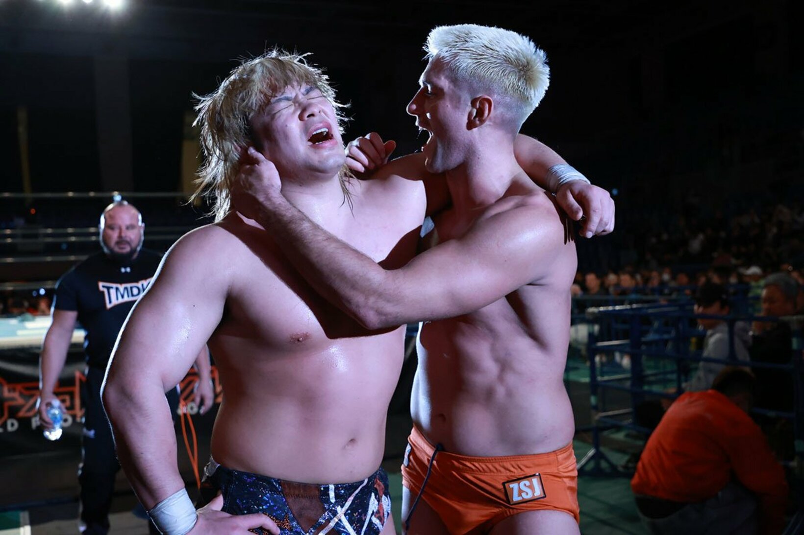 大岩陵平(左)に肩を貸し、花道を引き揚げるザック・セイバーJr.